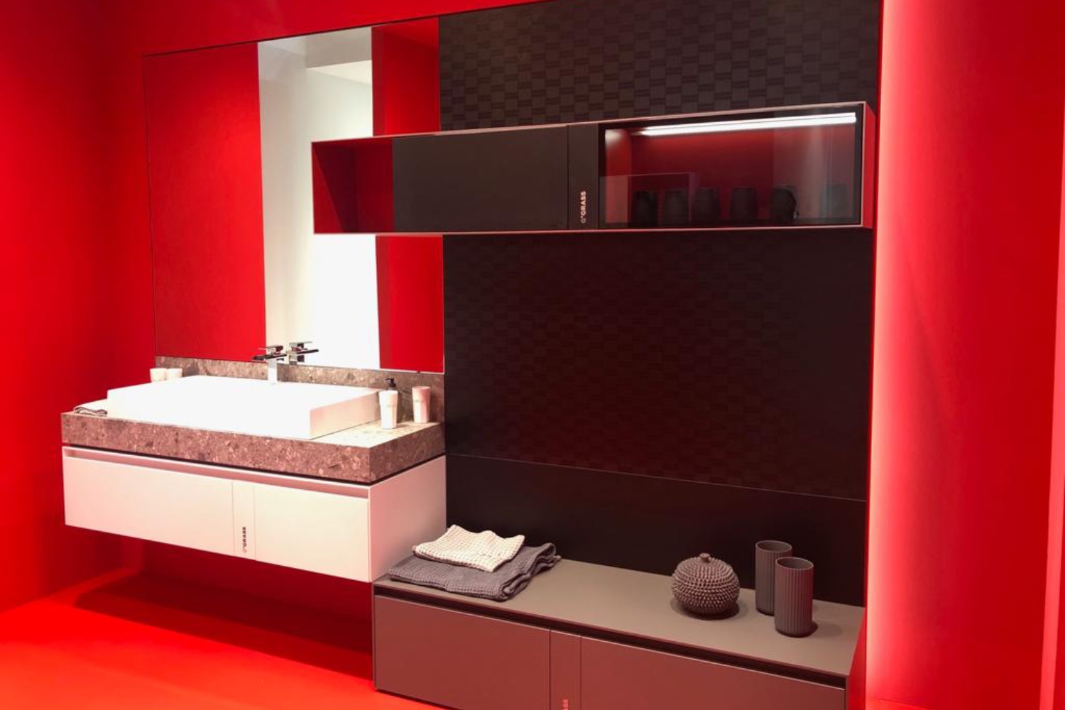 T Slim with Tiomos Hidden Hinge - Jibpool - Architectural Innovations